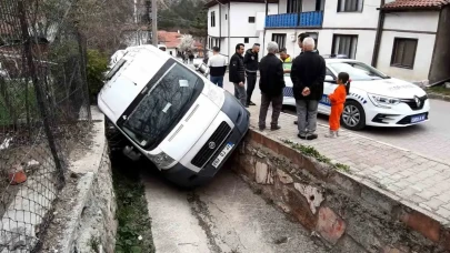 Eğitimde Sorumluluk İhlali: Freni Çalışmayan Öğrenci Servisi Su Kanalına Düştü