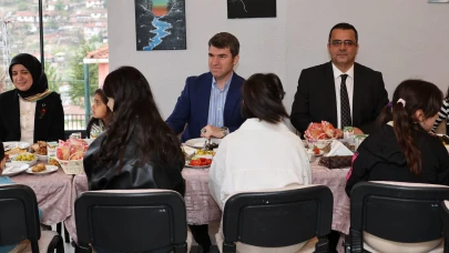 Vali Bakan Çocuklarla Bayram Sofrasında