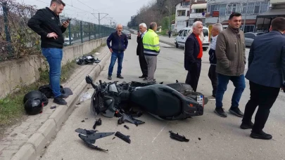 Hafif Ticari Araç ile Motosiklet Çarpıştı, İki Kişi Yaralandı