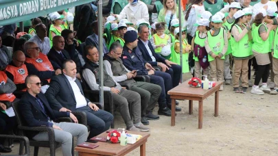 Amasya’da protokol koltuklarda oturdu, öğrenciler ayakta bekleyip diz çöktü