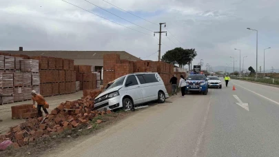 Aracıyla tuğla fabrikasına girdi: 3 yaralı