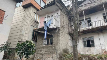 Balkon Çökmesi Sonucu Çamaşır Asan Kişi Yaralandı