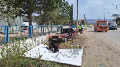 Kontrolsüz Hızla Giden Araç, Reklam Panosuna Çarparak Kaza Yaptı!