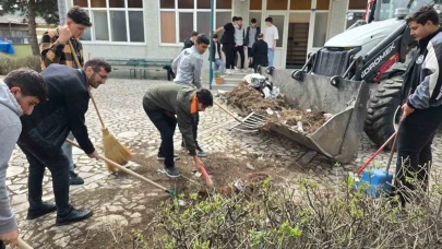 Taşova'da liselilerden cami temizliği
