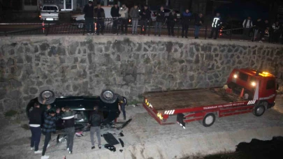 Otomobil dere yatağına yuvarlandı: 2 yaralı