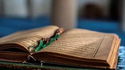 Rüyada Kur’an-ı Kerim Görmek Ne Anlama Gelir? Manevî Güç, Şifa ve Hidayetin Simgesi!