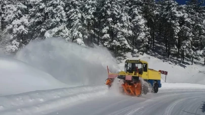 Amasya’da Yoğun Kar Yağışı 63 Köy Yolunu Kapattı