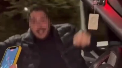 Seyir halindeki aracın kapısını açan sürücü dans ederken yere düştü