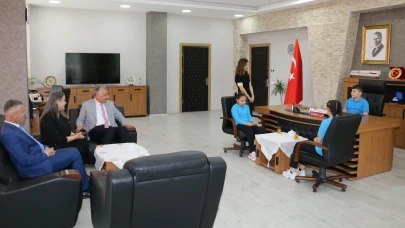23 Nisan’da Sembolik Devir Teslim: Öğrenciler, Millî Eğitim Müdürlüğü Makamını Devraldı