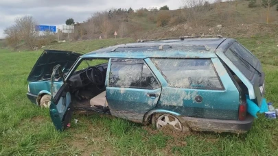 Fiat-Tofaş marka otomobil tarlaya yuvarlandı: 3 yaralı