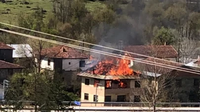 Alevlere teslim olan üç katlı ev kullanılmaz hale geldi