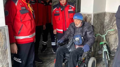 Elektrik kesilince mahsur kalan engelli vatandaşın imdadına kurtarma ekibi koştu