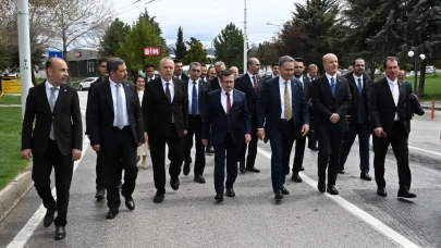 Rektör Turabi, İnönü Üniversitesi’nin 50. Yıl Kortej Yürüyüşüne Katıldı