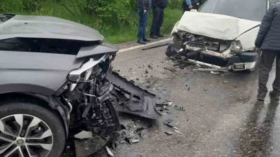 Kafa kafaya çarpışan otomobillerde 2 kişi yaralandı