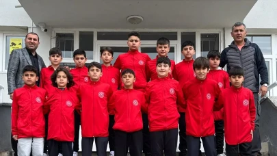Vali Hüseyin Poroy Ortaokulu Futbol Takımı Türkiye Şampiyonası Yolunda