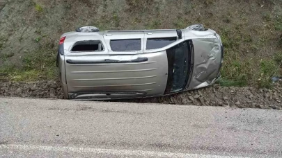 Virajı alamayan hafif ticari araç devrildi: 1 yaralı