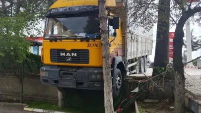 Sungurlu’da İlginç Kaza: Kamyon Trafik Müdürlüğü Bahçesinde Asılı Kaldı!