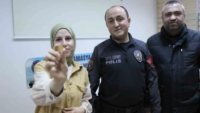 Alışveriş yaparken altınını kaybeden genç kızı sokakta gezen polis sevindirdi