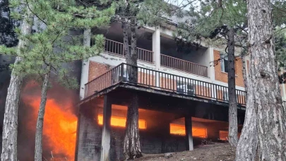 Amasya’da 3 katlı binada çıkan yangın ormana sıçramadan söndürüldü