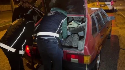 Amasya’da otomobilde 6 kaçak göçmen yakalandı
