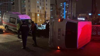 Ambulans ile minibüs çarpıştı: 5 yaralı