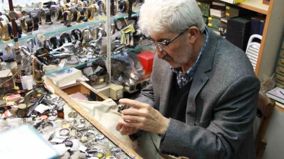 Dedesinden ve babasından kalan mirası mekanik saatleri tamir ederek yaşatıyor