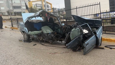 Demir korkuluğa çarpan Fiat Tofaş ikiye ayrıldı
