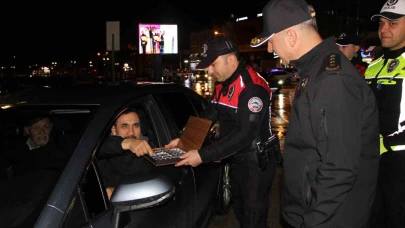 Emniyet müdüründen emniyet kemeri takmayan sürücüye ceza yerine çikolata tadında uyarı