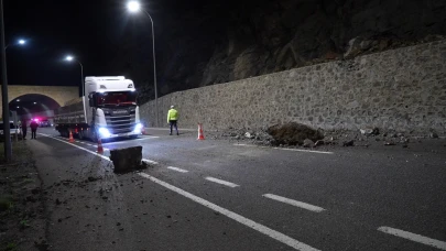 Meydana gelen heyelanda dev kayalar yola savruldu