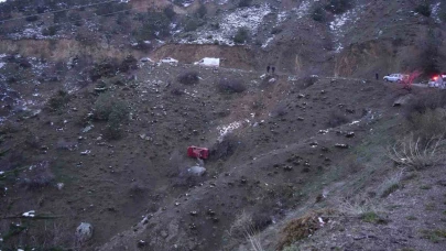 Gümüşhane’de otomobil uçuruma yuvarlandı: 3 yaralı