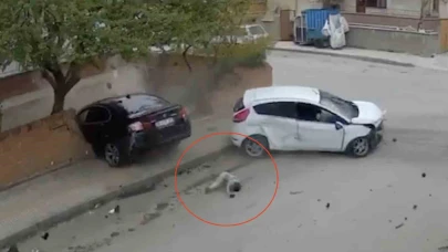 Korkunç Kaza Anı: İki Araç Çarpıştı, Küçük Çocuk Camdan Fırladı! O Anlar Güvenlik Kamerasında Kaydedildi