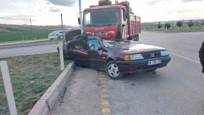 Kamyonla çarpışan otomobil hurdaya döndü: 1’i ağır 3 yaralı