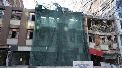 Yıkım çalışmaları sırasında bina çöktü, yol ulaşıma kapatıldı