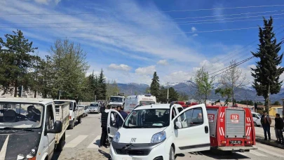 Kavşakta meydana gelen kazada 3 kişi yaralandı