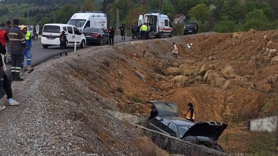 Otomobil yol çalışması için alternatif açılan yoldan şarampole uçtu, 3 yaralı