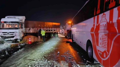 Samsun-Ankara yolunda otobüs ile tır çarpıştı: 5 yaralı