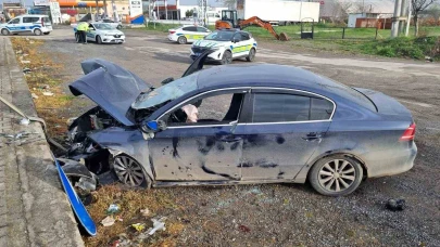 Otomobil duvara çarptı: 2 yaralı