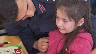 Şehitler Haftası’nda duygulandıran ziyaret: Türk bayrağı hediye edilen öğrenci gözyaşlarına hakim olamadı
