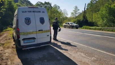 Seyir halindeki otomobilin üzerine kaya parçası düştü: 2’si çocuk 5 yaralı