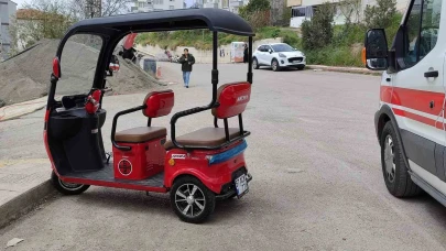 3 tekerlekli motosiklet devrildi: 2 yaralı