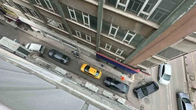 Trafiği Felç Eden Sürücü: Aracını Yol Ortasına Park Etti!