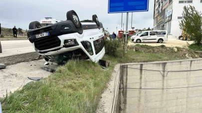 Tırla çarpışan minibüs takla attı: 10 yaralı