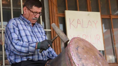 Yarım asırdan fazla süredir çekiciyle bakıra şekil veriyor