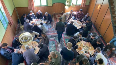 Yıllardır süren gelenek: Bayramlarda tüm yemekler camiye getiriliyor