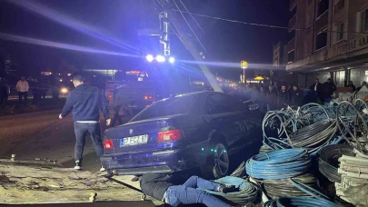 Yoldan çıkan otomobil elektrik direğine çarptı