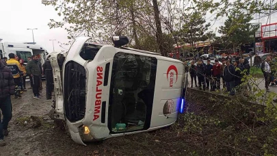 Ambulans ile otomobil çarpıştı: 6 yaralı