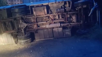 Midibüs park halindeki cipe çarptı: 2 yaralı