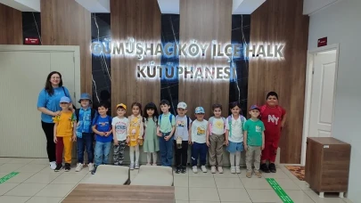 Miniklerden Kütüphaneye Neşeli Ziyaret