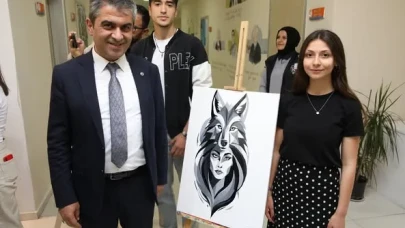 Başkan Uzun, Genç Sanatçının Eserini Vekile Hediye Etti