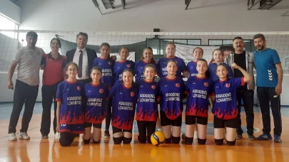 Gümüşhacıköy’de Voleybol Coşkusu: Maarif Modeli Bahar Turnuvası Öğrencileri Buluşturdu